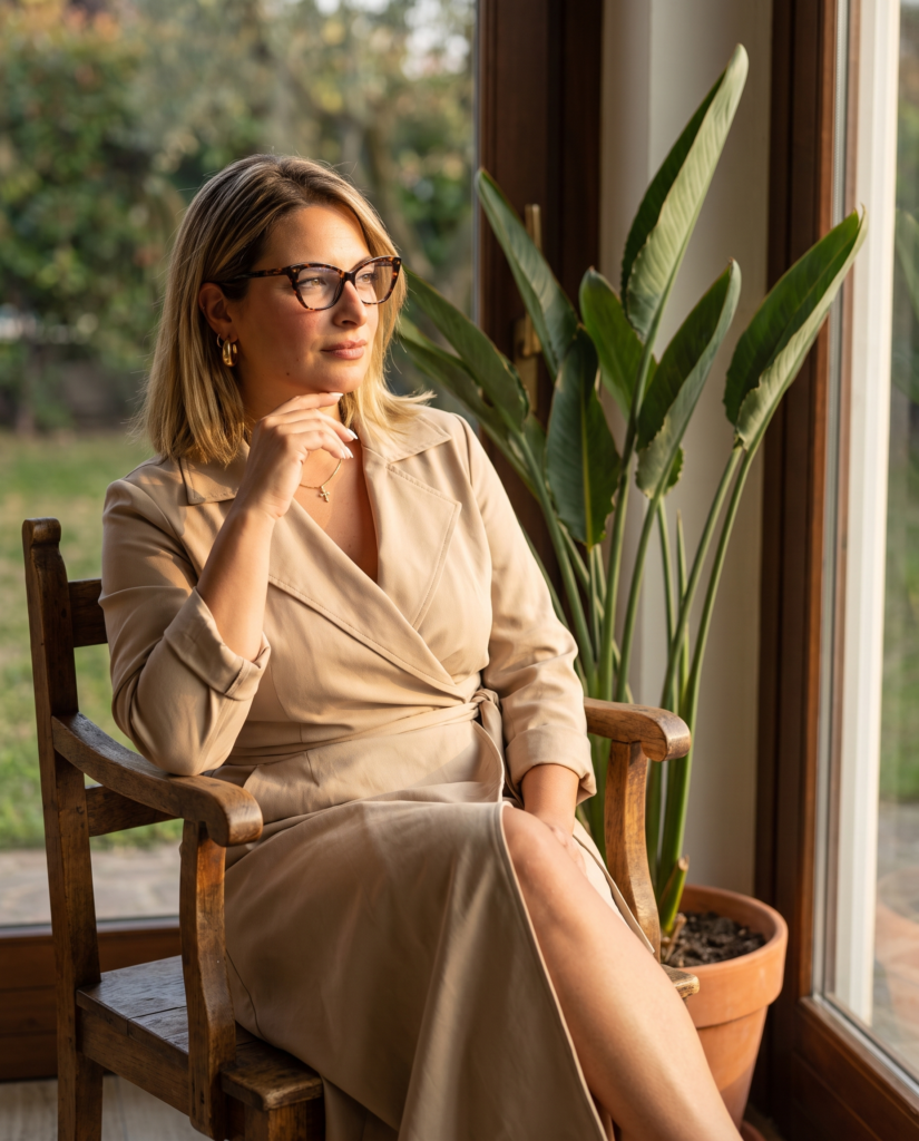 Marialaura Nastasi pensierosa accanto alla finestra